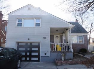 216 Windsor Pkwy, Hempstead, NY 11550