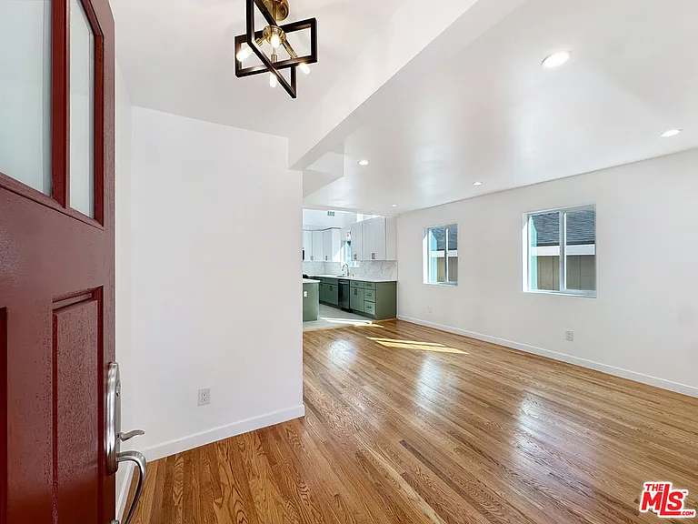 5930 Willoughby Ave — Photo 3