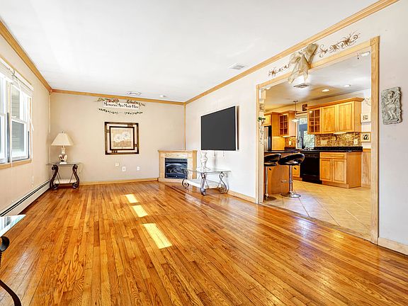 4th image of 208 Hemlock Dr