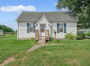 717 E Leonard St, Staunton, IL 62088