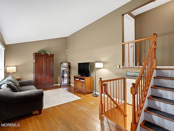 3rd image of 7 Winthrop Place