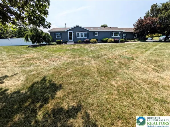 317 S Hokendauqua Dr, Northampton, PA 18067