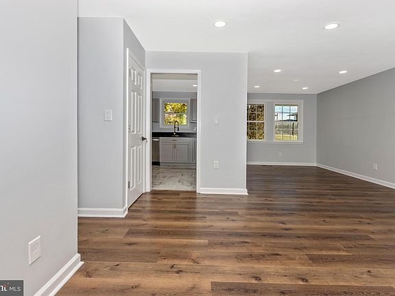 5th image of 3308 Delpha Ct
