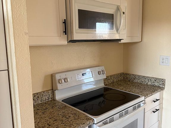 3rd image of 21459 Gladis Ave