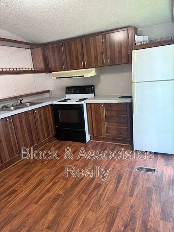 2 bed, 1.0 bath, $850 — Photo 2