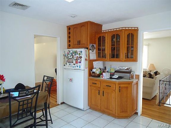 4th image of 14 Moulton Cir