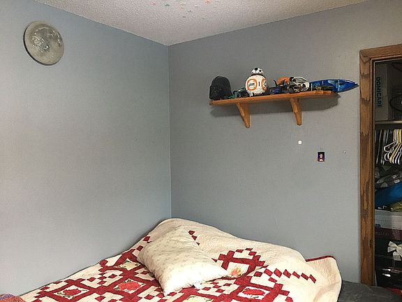 Middle bedroom 