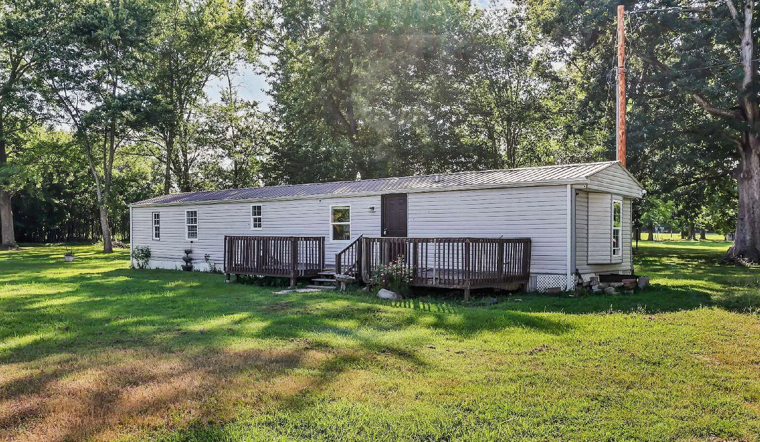 3 bed, 2.0 bath, 966 sqft, $1,200 — Photo 1