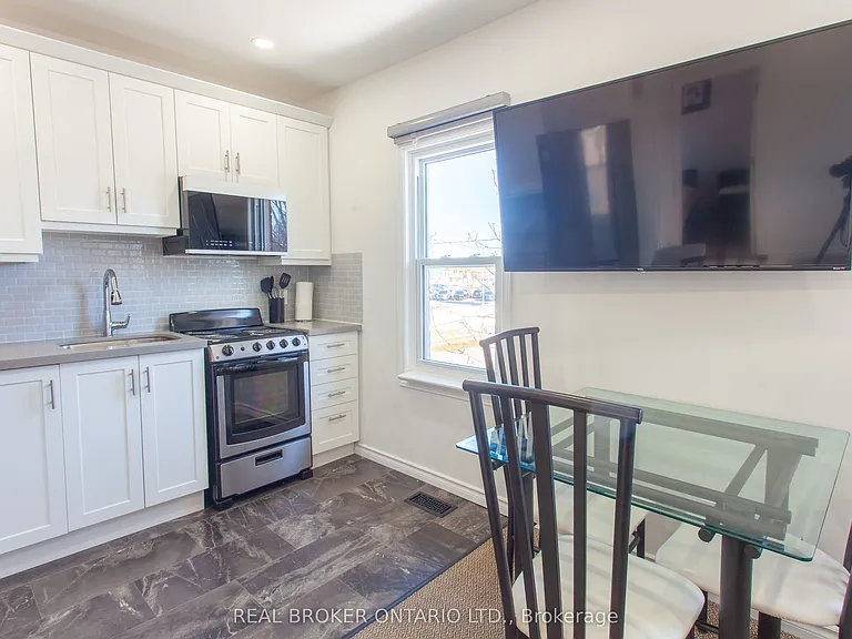 231 Front St S #UPPER — Photo 6