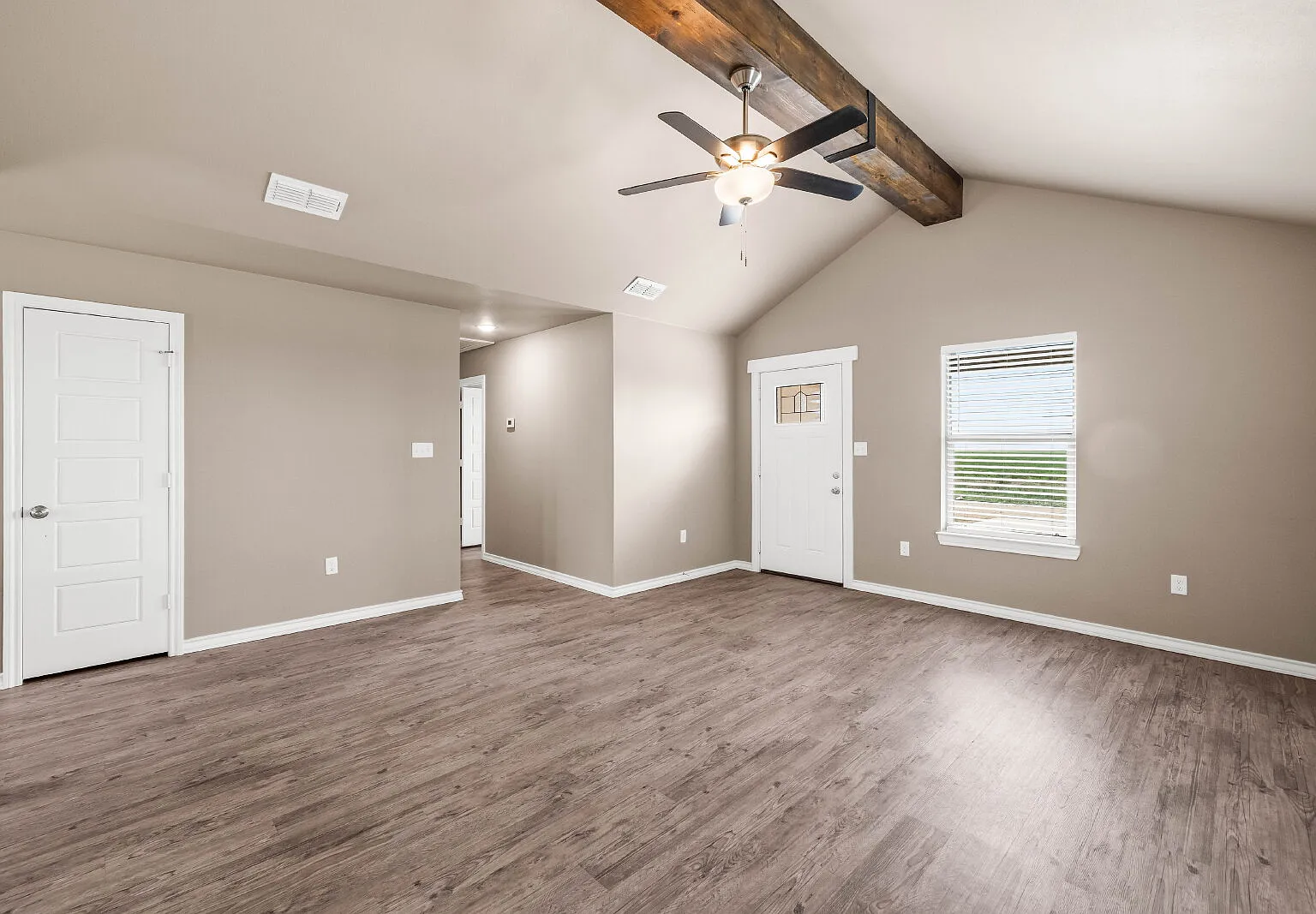 3 bed, 2.0 bath, 1214 sqft, $1,595 — Photo 2