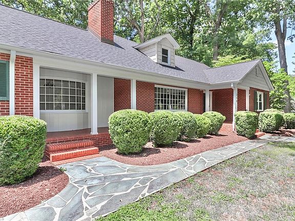3rd image of 319 N Oakwood Dr