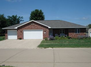 132 Fairview Dr, Manchester, IA 52057