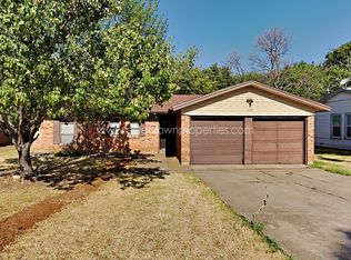 900 Cannon Dr, Euless, TX 76040