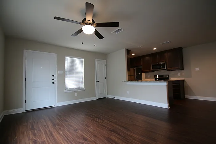 3 bed, 2.0 bath, 1090 sqft, $1,595 — Photo 2