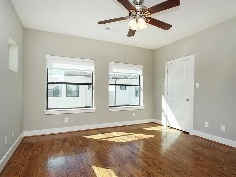 2529 Calumet St — Photo 25