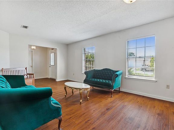 3rd image of 1041 Kingsway Dr E