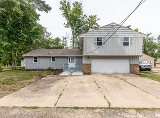 1013 S Schmidt Ave, Peoria, IL 61605