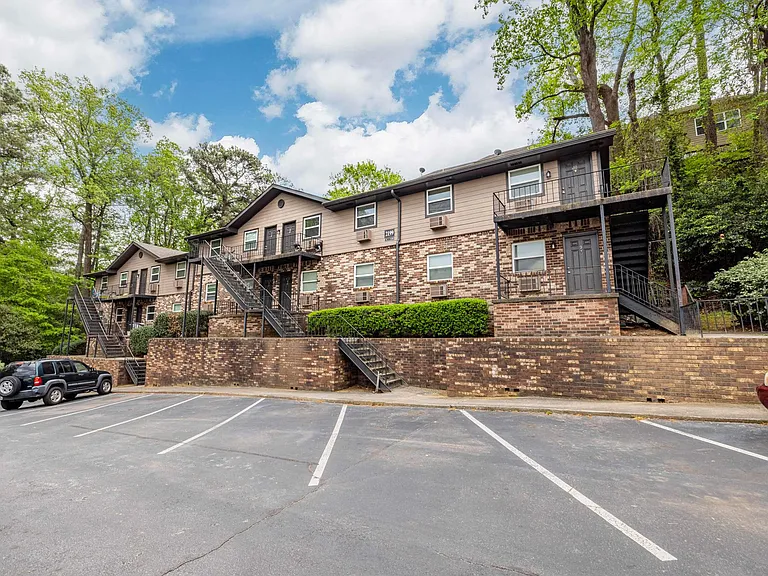Hampton Hall | Comfort, Convenience, & Community All In One — Photo 24