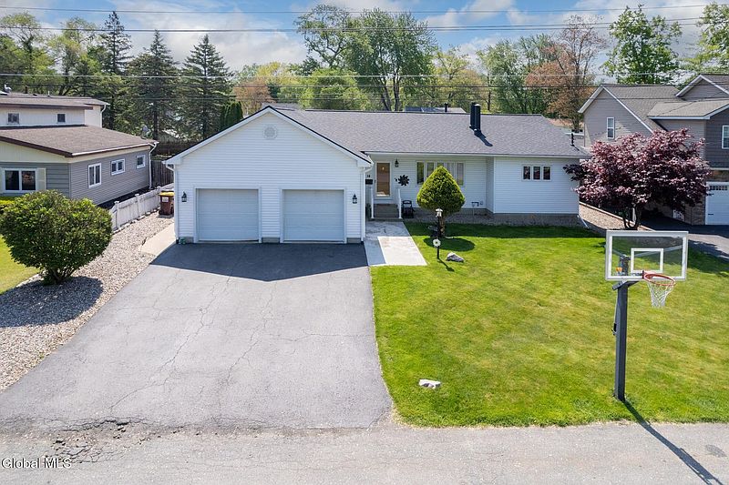 3rd image of 14 Lee Avenue