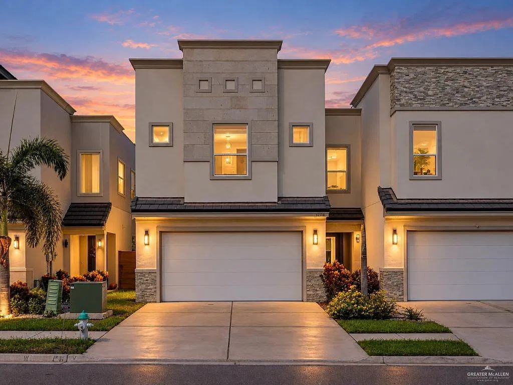 3 bed, 3.5 bath, 2199 sqft, $2,400 — Photo 2