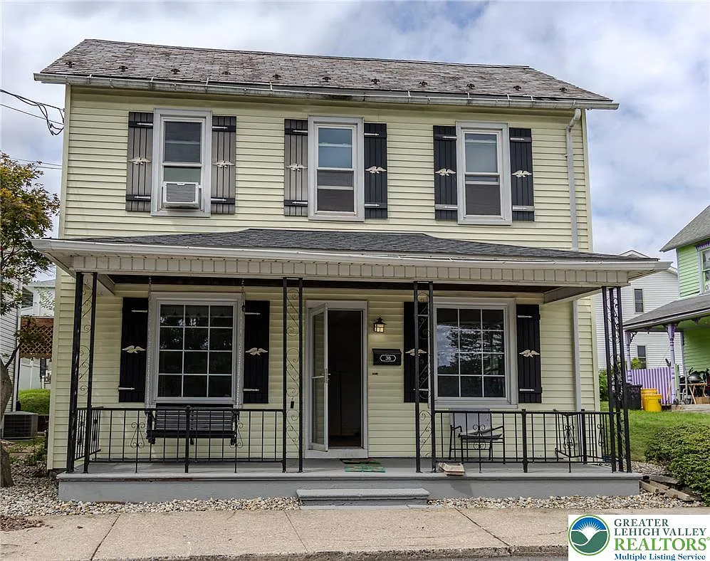 3 bed, 1.5 bath, 1494 sqft, $1,900 — Photo 1
