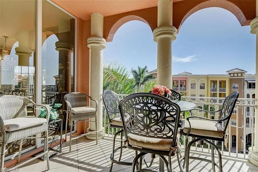 1 bed, 1.5 bath, 1126 sqft, $7,995 — Photo 3