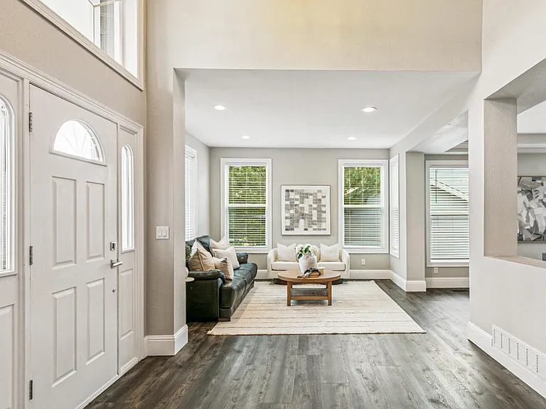 20214 E Lake Cir — Photo 5