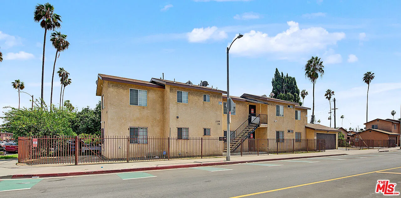 3 bed, 2.0 bath, 1368 sqft, $3,400 — Photo 2