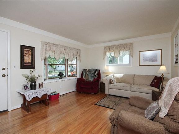 3rd image of 560 Woodlawn Ave