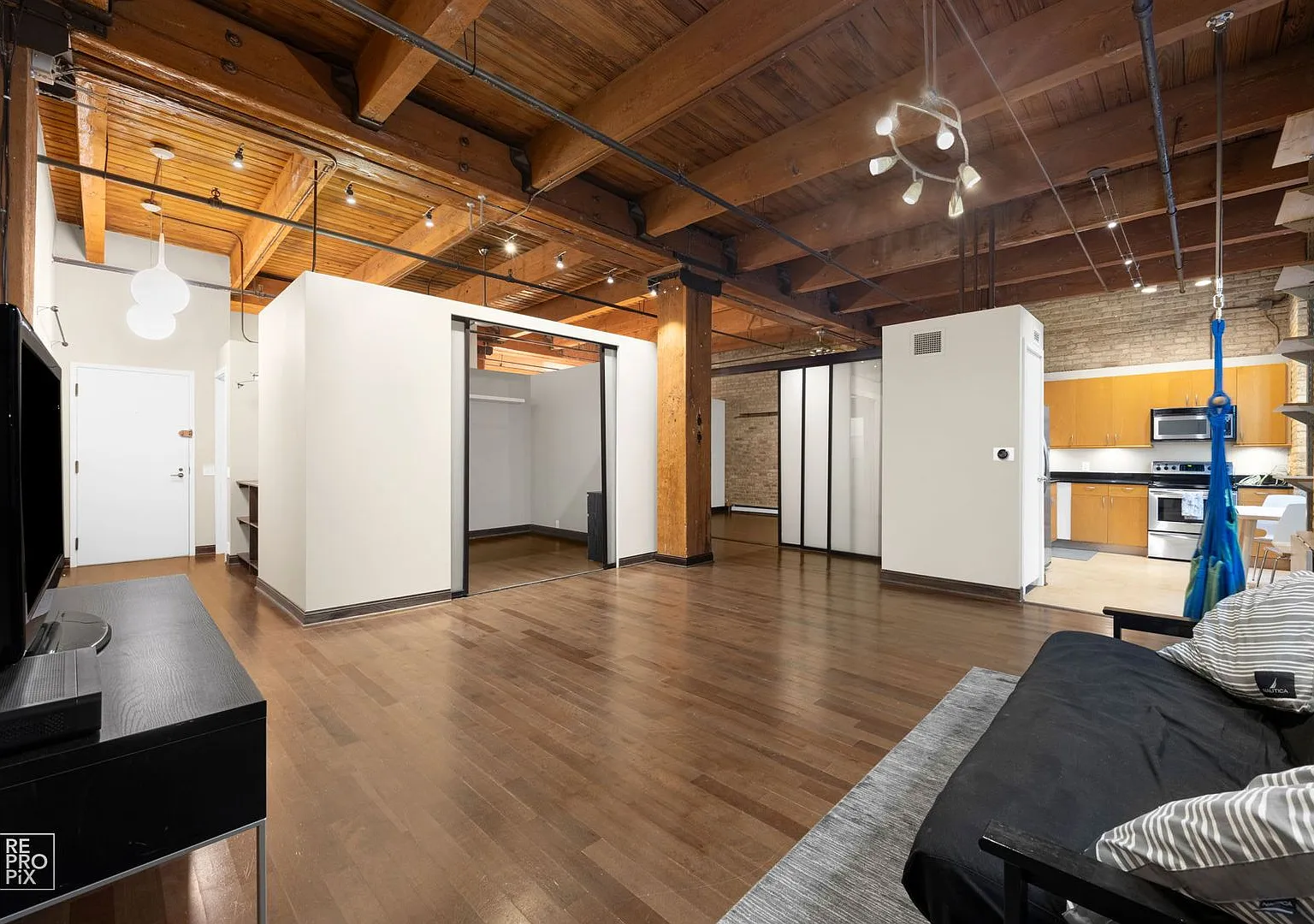 Lakefront Loft in a Historical Building with Every Convenience — Photo 4