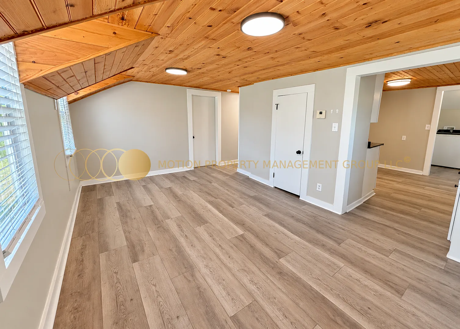 808 Harrisburg Dr SW — Photo 2