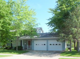 633 12th St, Windom, MN 56101