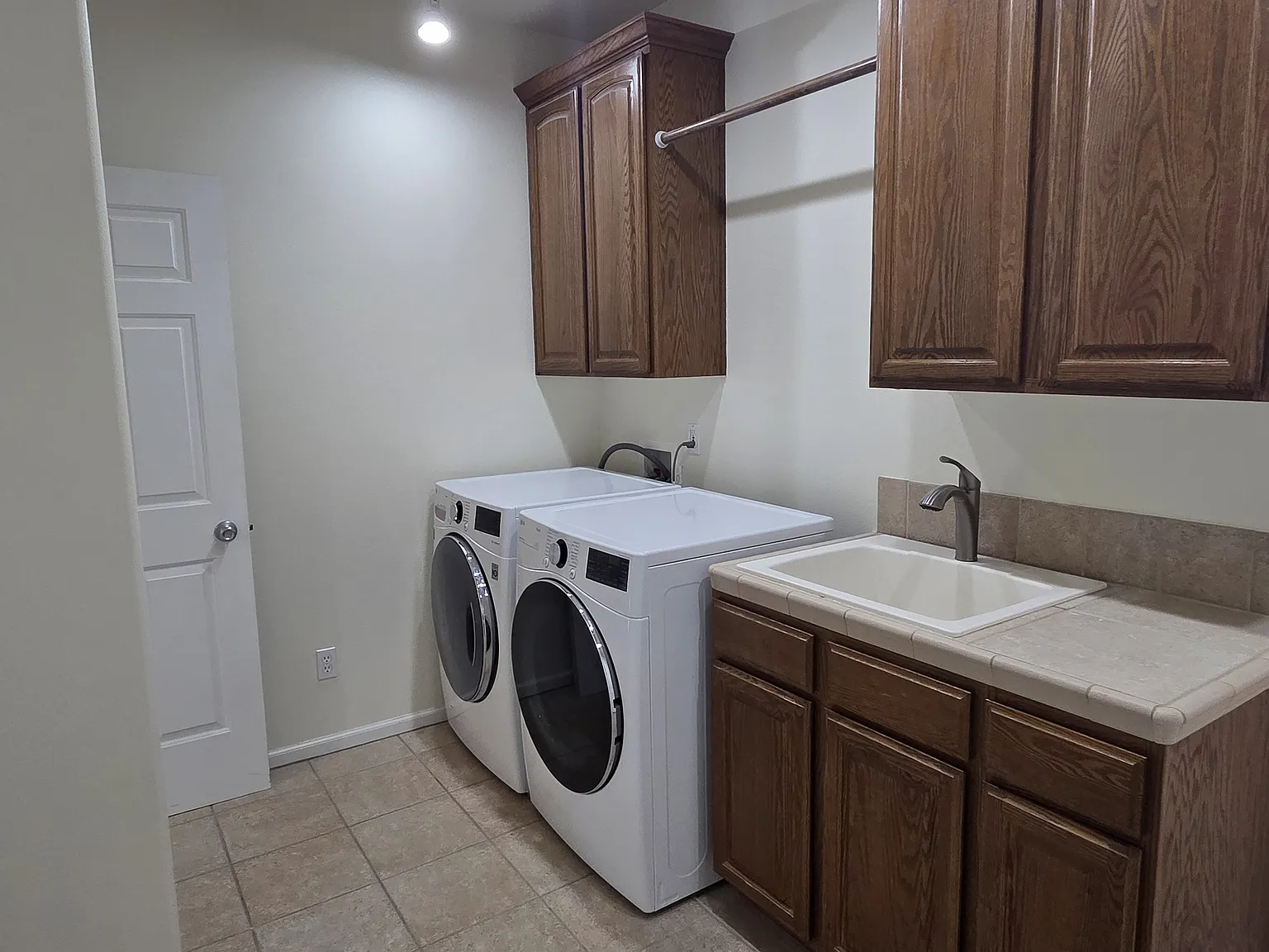 3 bed, 2353 sqft, $3,000 — Photo 2