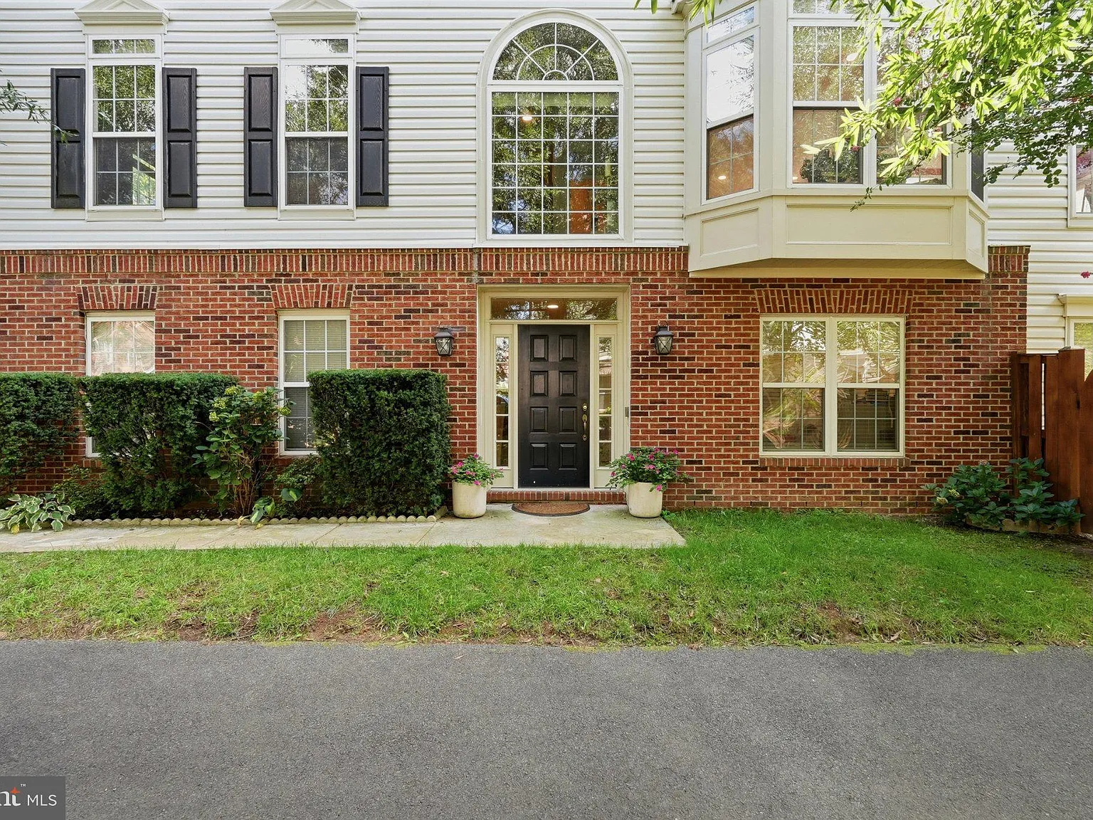 4 bed, 3.5 bath, 2242 sqft, $5,000 — Photo 2