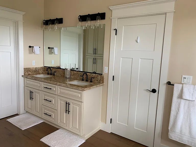 Primary en-suite bathroom
