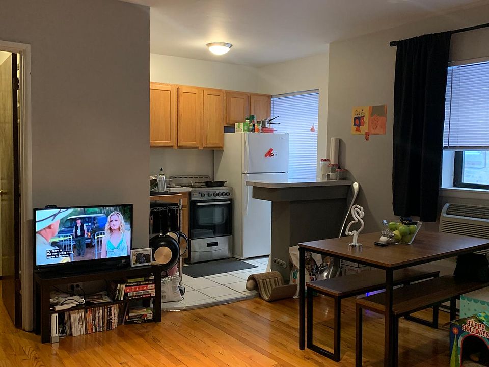 1st image of 2115 N Sedgwick St APT 2D