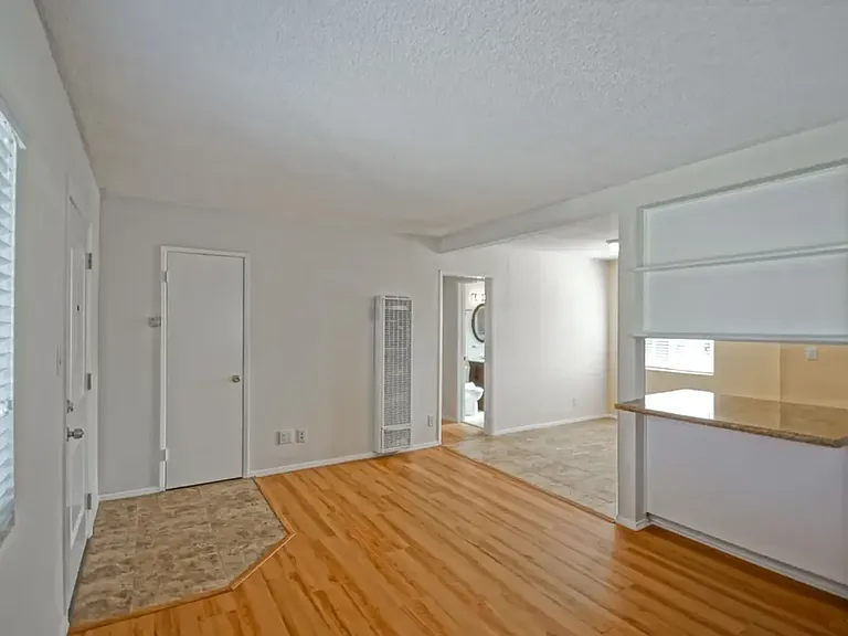 1815 Clark Ln — Photo 9