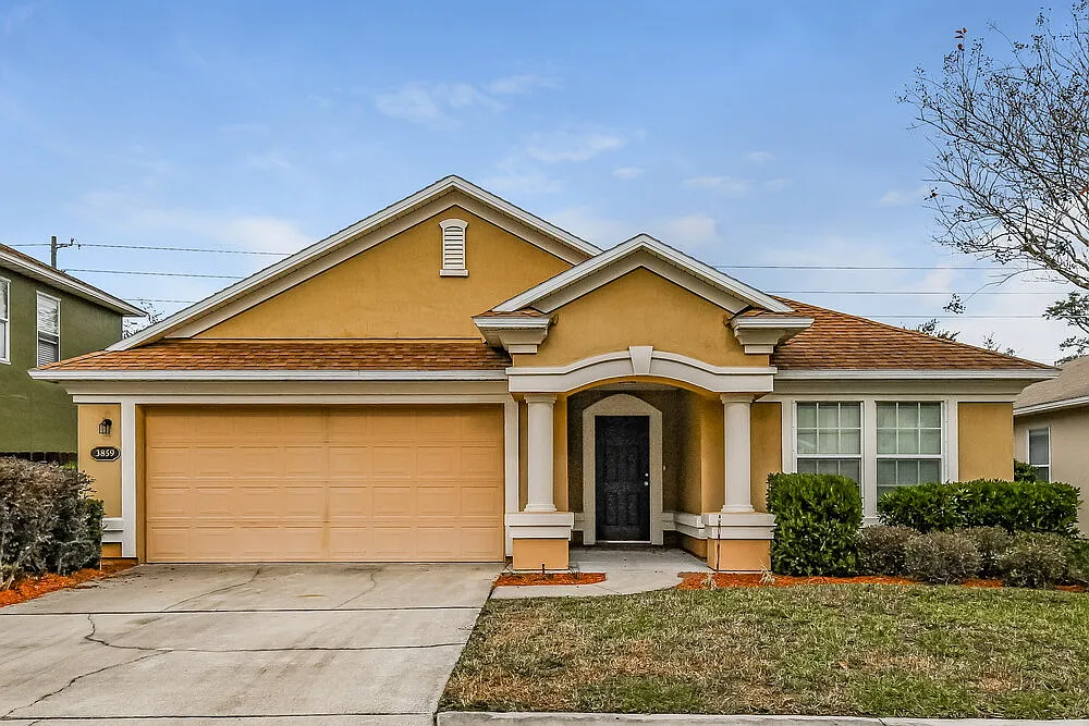 3 bed, 2.0 bath, 1646 sqft, $2,075 — Photo 1