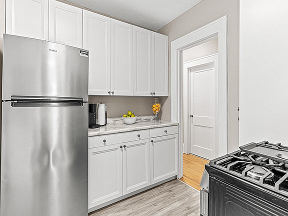 4th image of 1373 Sargent Ave