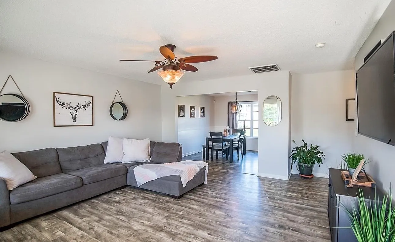 4 bed, 2.5 bath, 2202 sqft, $2,200 — Photo 4