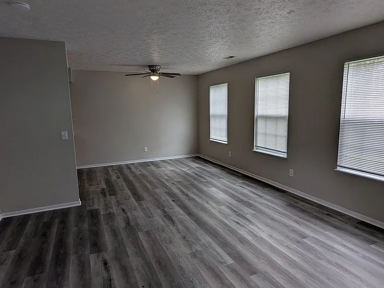 871 Kerns Dr NE — Photo 3
