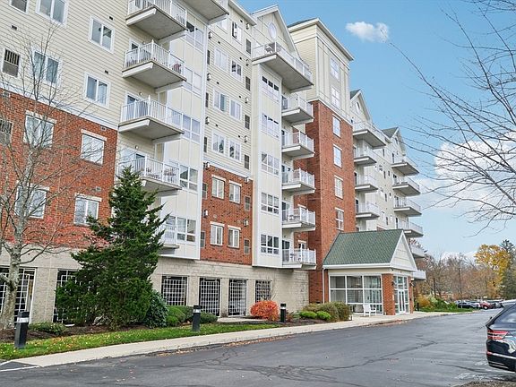 2nd image of 527 Pawtucket Blvd Unit 207