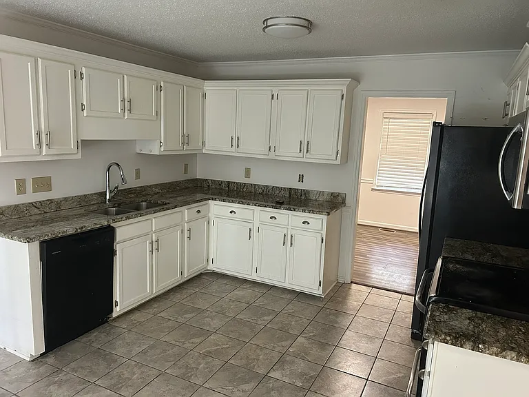6205 Lakeway Dr — Photo 7