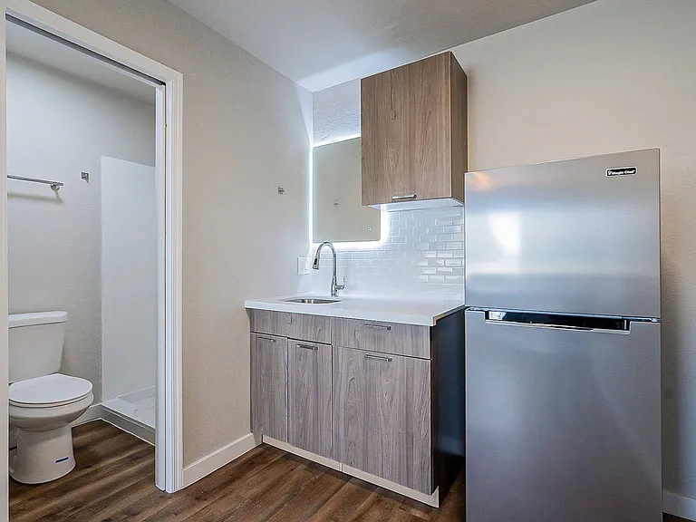 Sunset Sound Studio Apartments — Photo 7