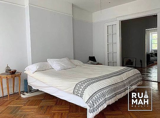 2nd image of 370 Bainbridge St #3