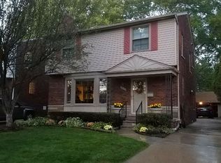 1956 Prestwick Rd, Grosse Pointe Woods, MI 48236
