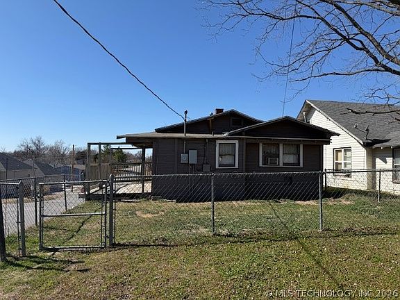 3rd image of 209 W Broadway St