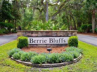 55 Bluffs Lndg, Waverly, GA 31565