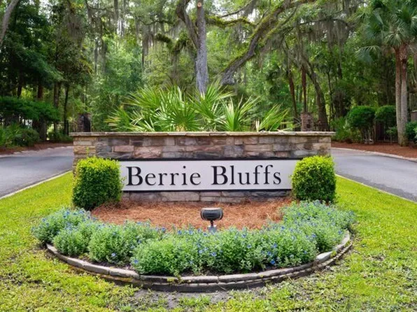 55 Bluffs Lndg, Waverly, GA 31565