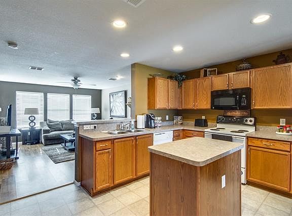 5th image of 213 Hilltop Dr